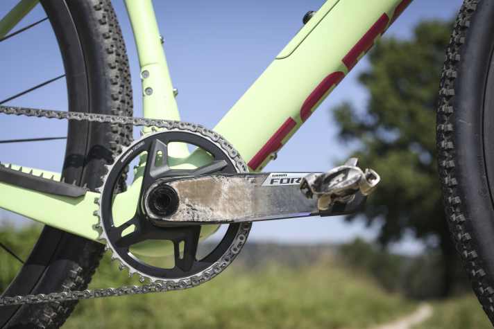 Das Gravelbike von Alutech ist das teuerste unserer Testgruppe. Wie es sich gehört ist es tadellos ausgestattet. Als einziger Kandidat spart eine Kurbel aus Carbon Gewicht.