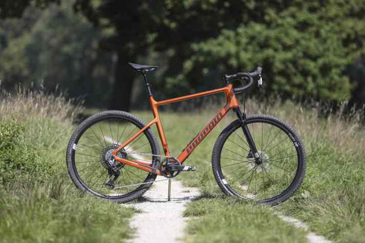 Comes with lots of powerful mountain bike technology: the all-terrain Propain Terrel CF Trail.