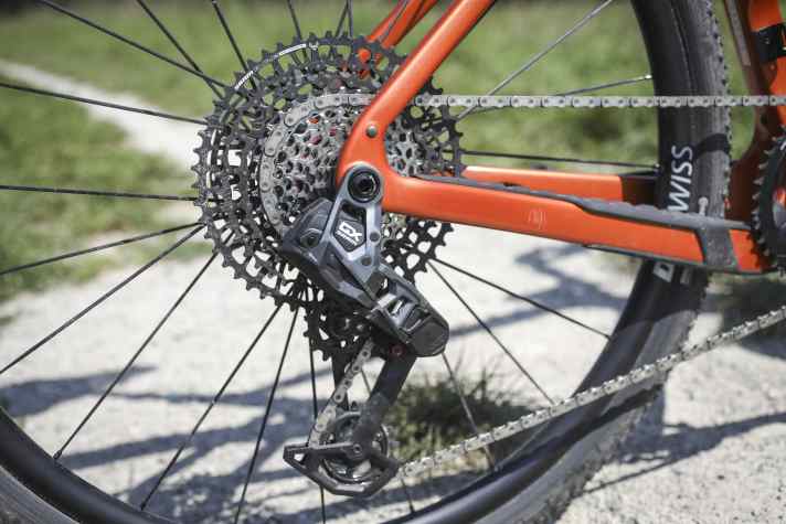 In der Trail-Ausführung setzt das Propain Terrel CF auf eine kabellose Mountainbike-Schaltung mit besonders großer Bandbreite - super für steile Anstiege im Gelände!