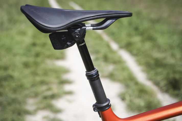 Die Rockshox Reverb XPLR AXS Teleskopsattelstütze am Propain Gravelbike bietet 75 Millimeter Vertsellbereich.