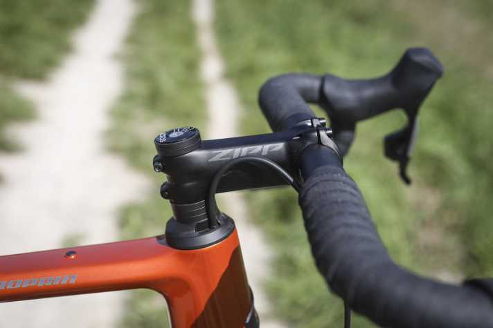Der Vorbau an unserem Test-Gravelbike fällt mit 100 Millimetern lang aus und sprgt für ein indirektes Lenkverhalten. Im Online-Konfigurator ließe sich jedoch auch ein kürzeres Modell wählen.