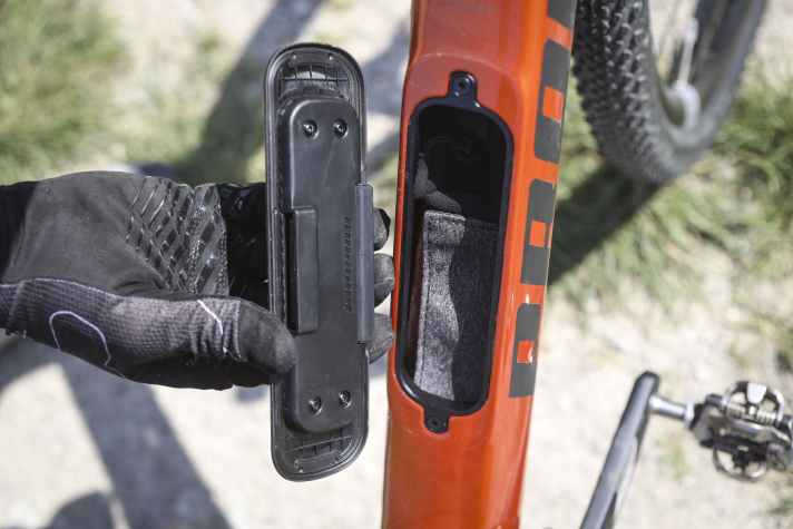 The storage compartment in the down tube of the Propain Terrel CF offers space for tool bags and is particularly practical on tour.