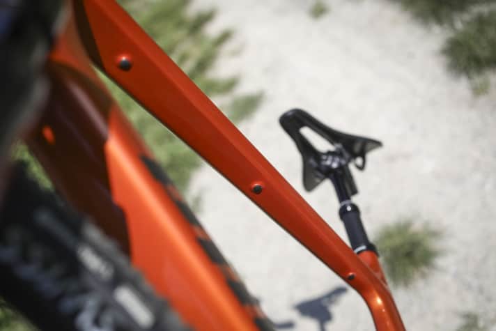 A frame bag can be firmly bolted to the top tube of the Propain Terrel CF for bikepacking.