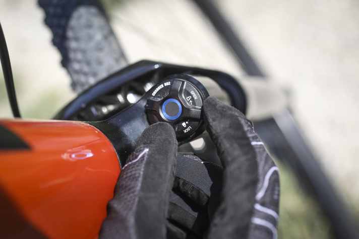 On the high-quality Rockshox Rudy Ultimate, the rebound damping can be closed at the fork crown. This means less energy is lost when pedalling out of the saddle.