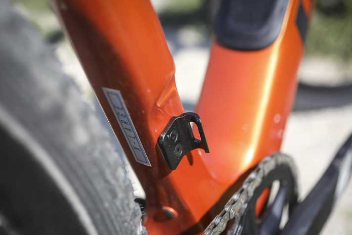 The carbon frame of the Propain Terrel CF features a removable front derailleur mount.