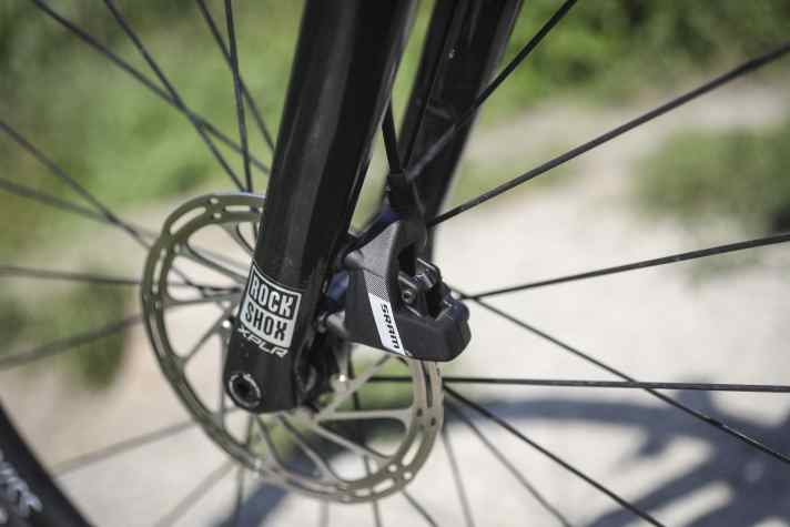 The Sram Apex brakes lack bite on descents. The successor and the competition from Shimano have more power.