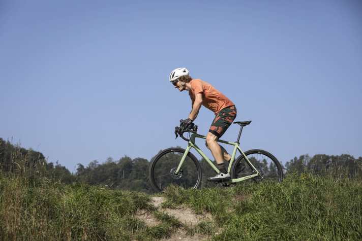 Im Gelände kann der Komfort an der Front des Pivot Vault Gravelbikes leider nicht mit dem des eigenen Hecks mithalten.