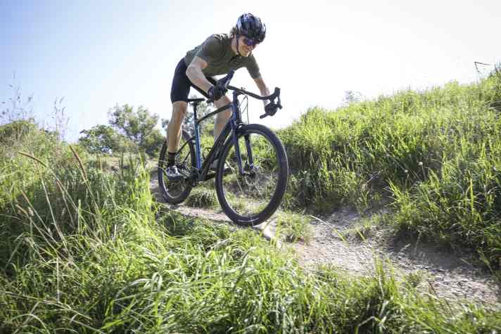 Suspension forks are designed to make gravel bikes suitable for off-road riding. However, other aspects such as geometry and handling also count for safety and riding behaviour on the trail.