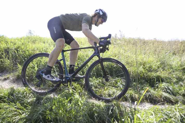 Mehr Gelände geht nicht: Kaum ein Gravelbike von der Stange eignet sich so gut für Ausflüge auf Trails, wie das Giant Revolt X.