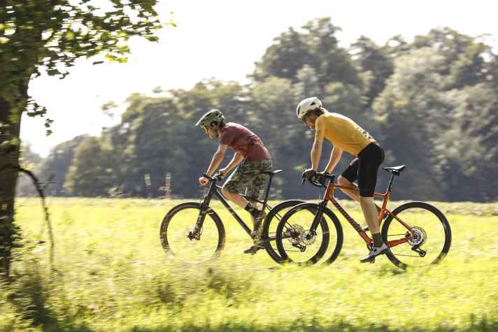 Auch wenn viele Gravelbikes heute mit Mountainbike-Technik ausgestattet sind, so bleiben viele Unterschiede zum klassischen Hardtail bestehen.