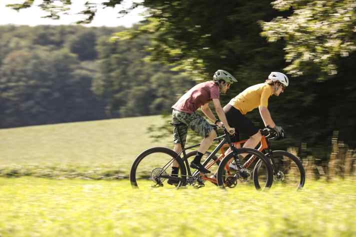 Narrow tyres equally fast, wide tyres equally slow? It's not that simple. MTB tyres usually have the advantage on gravel.