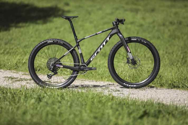 The Scott Scale Gravel 10 weighs 10.9 kilos and costs 2799 euros. A race-proven carbon frame meets a rigid fork with luggage eyelets. The affordable hardtail suffers somewhat from its simple wheelset, but comes with inner bar ends as standard.