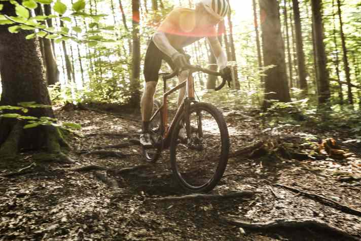 Is this still gravel bike terrain? Opinions differ on the question of whether bikes with drop bars belong on the trail. However, tour planning software likes to include a trail section in the gravel route.