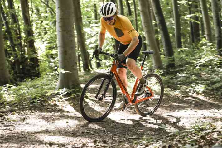 Gravelbikes mit Federgabel und Dropper-Post, wie hier das Propain Terrel CF Trail, gibt es inzwischen viele am Markt. Doch wie ist es um die Geländetauglichkeit der Bikes mit Dropbar wirklich bestellt?