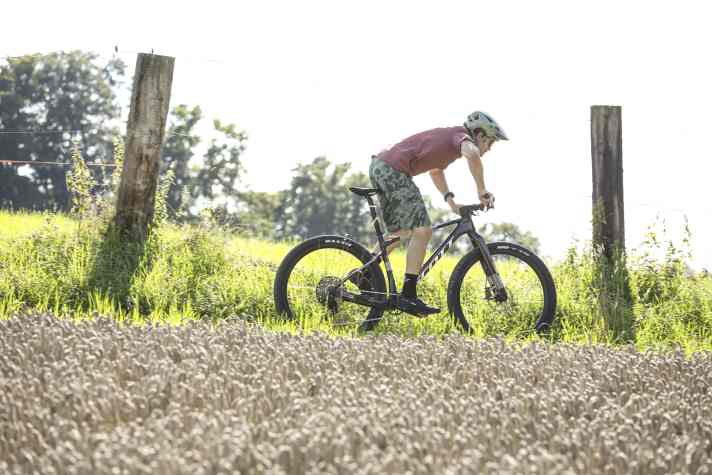 Die Geometrie des Scott Scale Gravel unterscheidet sich teils deutlich von anderen Gravelbikes. Bergauf und bergab gibt sich das Starrgabel-Hardtail sportlich.