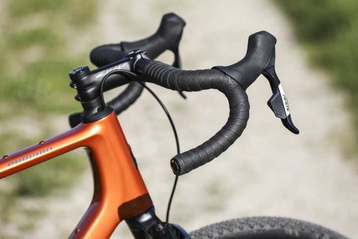A drop bar offers many grip positions, but they are all relatively far forwards. Braking and shifting is only possible on the hoods and lower handlebars.