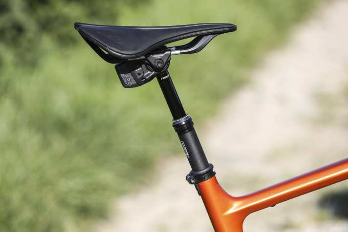 Die elektronische Rockshox Reverb AXS XPLR bietet 75 Millimeter Hub. In Schotter-Abfahrten bringt das einen großen Sicherheitsvorteil.