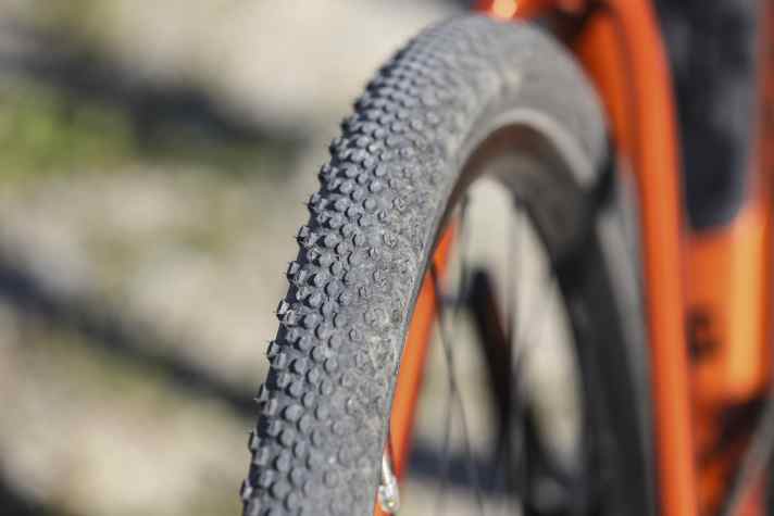 Wide tyres have an advantage on gravel. To keep aerodynamics and acceleration in the green zone, the majority of our test bikes rely on 45 millimetre wide gravel tyres.