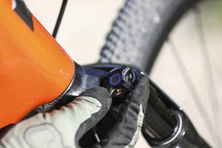 Eine zudrehbare Druckstufe bleibt der teuren Rockshox Rudy Ultimate Gravel-Federgabel vorbehalten. Zum vollständigen Lockout reicht das nicht.