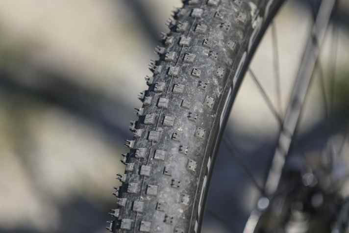Low rolling resistance, high grip and plenty of comfort are the arguments in favour of wide mountain bike tyres.