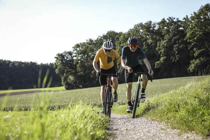 Gravelbiker können am Rennlenker erheblich schmaler Greifen und haben deshalb einen aerodynamischen Vorteil bei schnellen Fahrten.