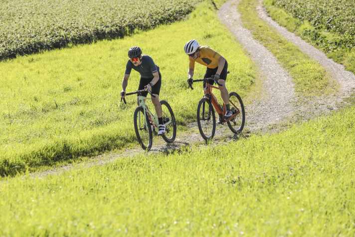 Gravel bikers want to take on the most varied terrain under their tyres and get off the ground sportily and quickly. We check in the test whether the calculation works.