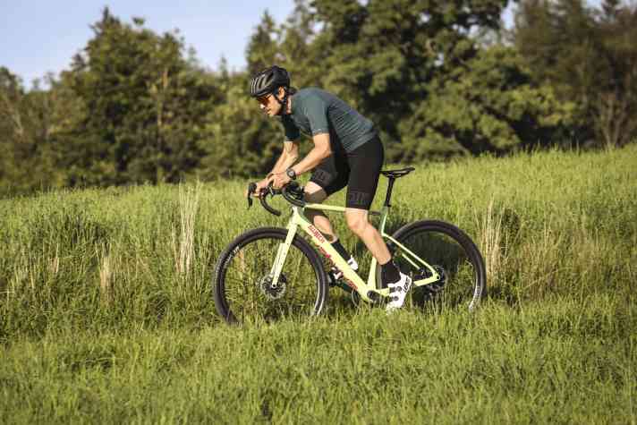 Beim Alutech Punk 2.0 dürften sowohl Rennradfahrer als auch Mountainbiker große Augen machen. So ein Gravelbike sieht man nicht jeden Tag.