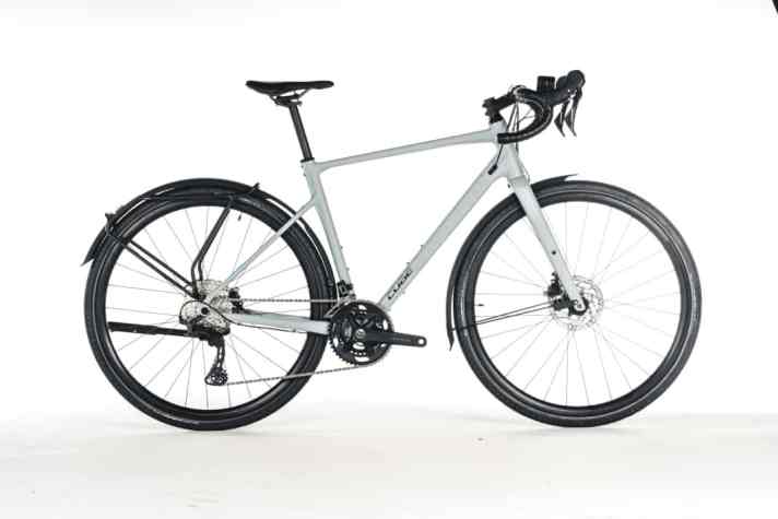 Für 1600 Euro alles dran, was man braucht: Cubes Nuroad spricht sportive Alltagsradler an. Quasi ein Gravelbike mit Schutzblechen ab Werk.