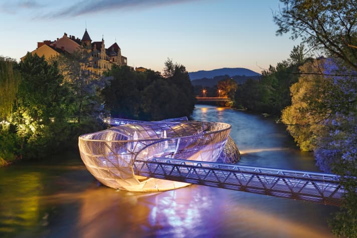 There is a very good café and events on the Murinsel in Graz. The growing number of bikers are organised in a club.