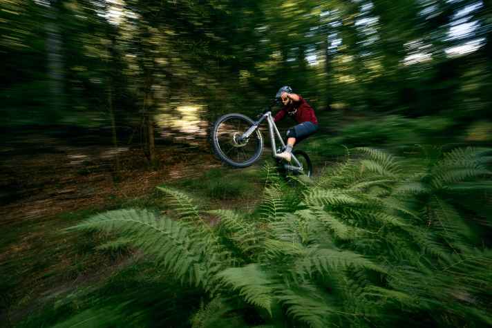 Despite its long suspension travel and aluminium frame, the new Grin One is designed to be playful and versatile.