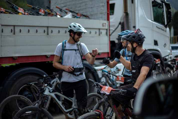 Up to five riders may start in one team. Lift tickets, catering and luggage transport are included in the entry fee. | Photo. Valentin Müller