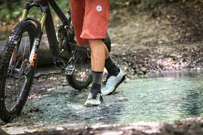 All the shoes in the test can handle a quick push through the stream. However, things look different in persistent rain