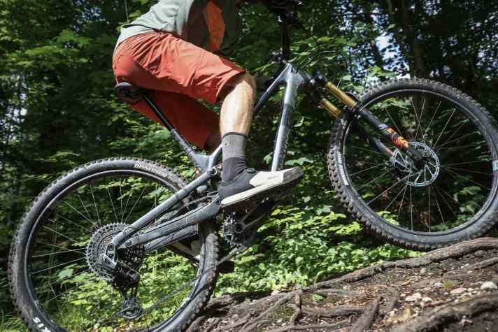 Wer gerne selbst den Gipfel erklimmt, sollte auf eine steife Sohle (wie hier am Scott) oder zumindest Pedale mit großer Plattform setzen