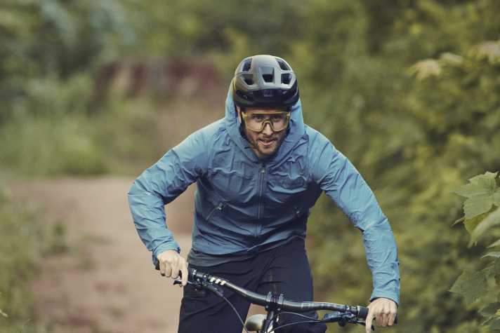 Fits loosely, is breathable - but doesn't let the wind in.