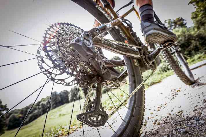 Schalten und gleichzeitig mit maximaler Kraft reintreten? Mit der GX Transmission soll das möglich sein