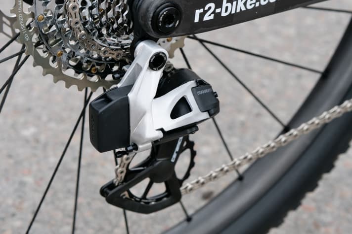 The gears are changed by a special derailleur that Dangerholm has assembled from two road derailleurs and a large cage with Ceramicspeed rollers.