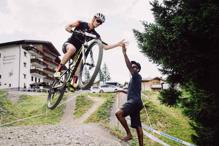 A bit of fun is a must: Torben Drach jumps, Daniel Berhe gives a high five.