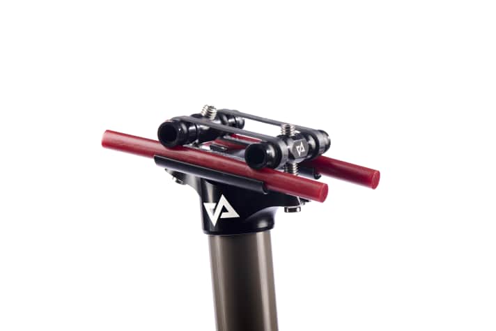 Maximal minimal: Das schlanke Klemmsystem, bei dem Carbonbänder die Klemmschellen zusammenhalten.