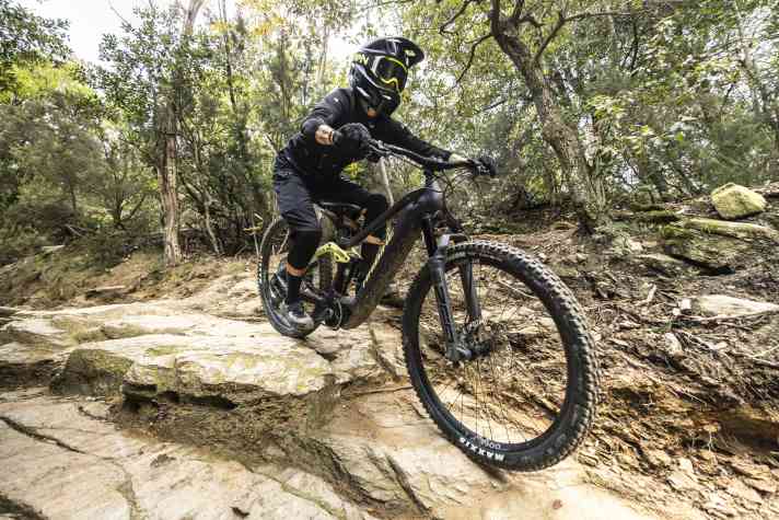 Immer Vollgas bergab: So stellt sich Haibike den Einsatzbereich des Hybe 10.5 vor. Leider ist das Bike trotz Alu-Rahmen und vermutlich hohem Gewicht mit 7999 Euro recht teuer.