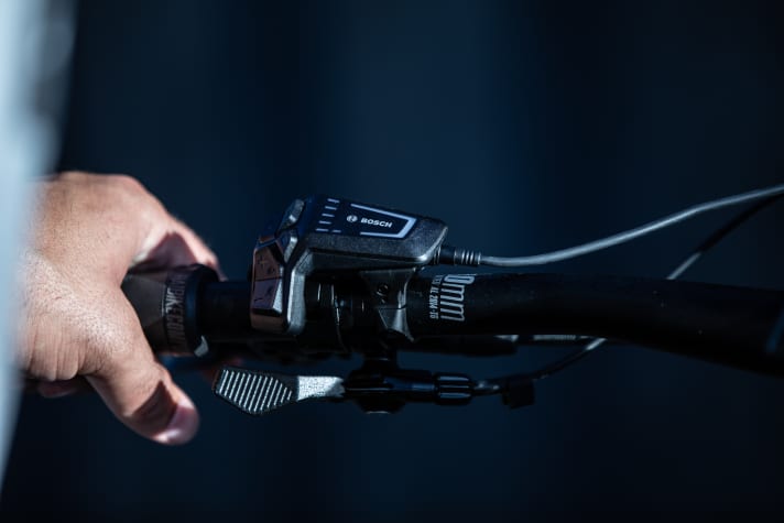 Das Hybe 9 hat den Haibike Components TheBar ++ (780 mm) Lenker, das Hybe 11 hat den Raceface Atlas (785 mm) verbaut. Die Griffe sind die Haibike MTB grips