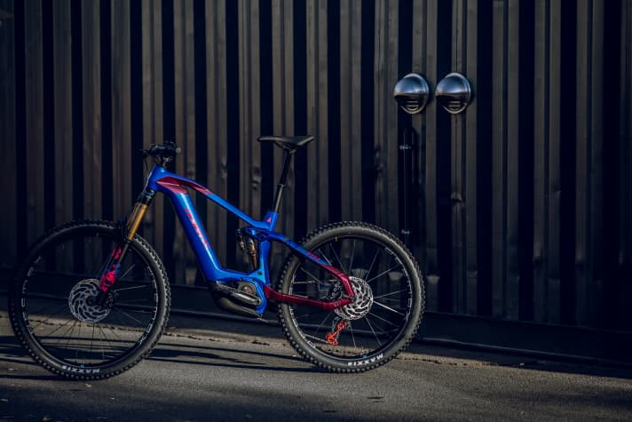 Die Mischung machts: Vorne fahren die beiden Hybe-Modelle auf 29”, hinten auf 27,5” großen Maxxis-Schlappen. Das Hybe 9 bremst vorne und hinten mit Shimano SLX M7120-Aluminium-Bremsen (203 mm), das Hybe 11 mit Magura MT5, ebenfalls 203 mm