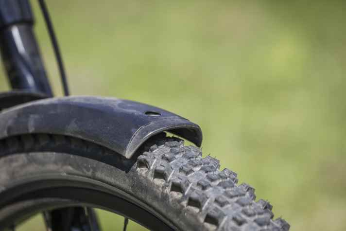 The small distance between the mudguard and the tyre and the unstable mounting of the mudguard struts caused the Haibike Adventr 10 to fall short in the MYBIKE test.