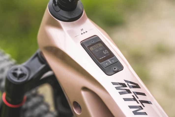 The top tube display from FIT is new to the programme and shows the most important riding data clearly and sharply - easy to read! The buttons can also be used to switch through the support levels.