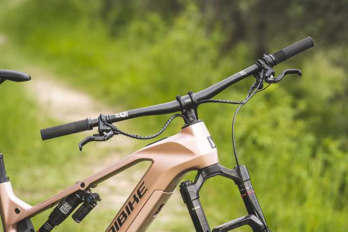 Despite the spacer under the stem, the handlebar centre is flat. A riser handlebar could provide a remedy.