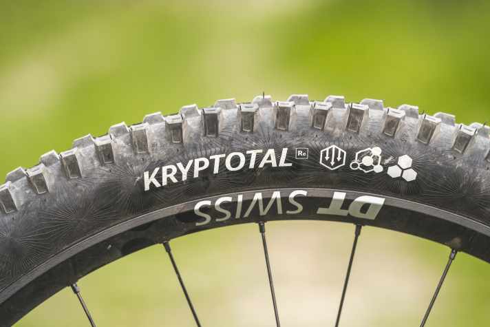 The Conti tyres with DH carcass at the rear are heavy, but provide plenty of grip and puncture protection.