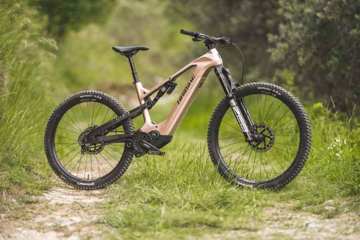 Without derailleur, without chain and cassette: The new Haibike ALLMTN CF TRN/IQ with Pinion MGU.