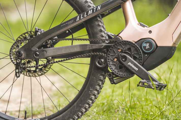 No rear derailleur that can break off, no chain that needs to be lubricated, no more shifting to adjust: The advantages of the Pinion MGU are obvious.