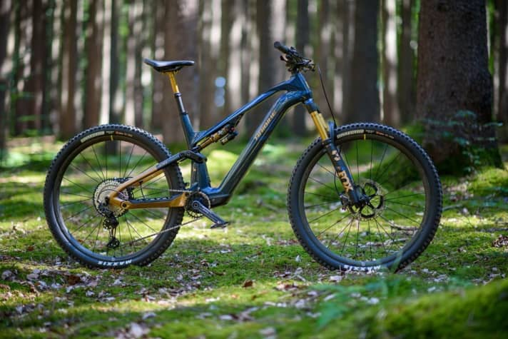 Haibike Lyke SE // 140 mm // 29 Zoll // 18,6 kg. Das aktuelle Bike hat eine XX Transmission statt der gezeigten Variante mit XTR, kostet aber jetzt auch 12499 statt ursprünglich 9999 Euro.