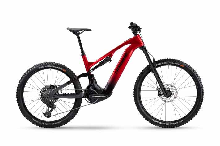Das AllMtn CF9 hat 160/150 mm Federweg, baut aber auf den gleichen Carbonrahmen wie die Hybe-Modelle.