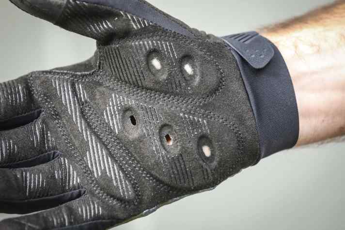 Die Polsterung an der Innenhand muss man mögen. Im Falle eines Sturzes ist sie auf jeden Fall sehr hilfreich!